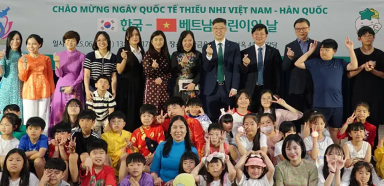 베트남 다문화가정 아동들에게 경제ㆍ금융 교육을 지원하는 이날 행사에 초청된 베트남 다문화가정 가족들이 기념촬영을 하고 있다.