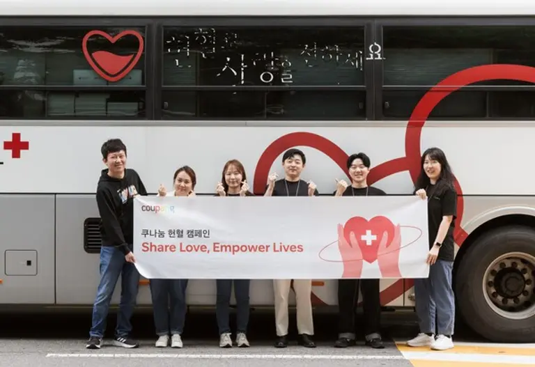 쿠팡 잠실 사옥 부근 헌혈버스 앞에서 ‘쿠나눔 헌혈 캠페인