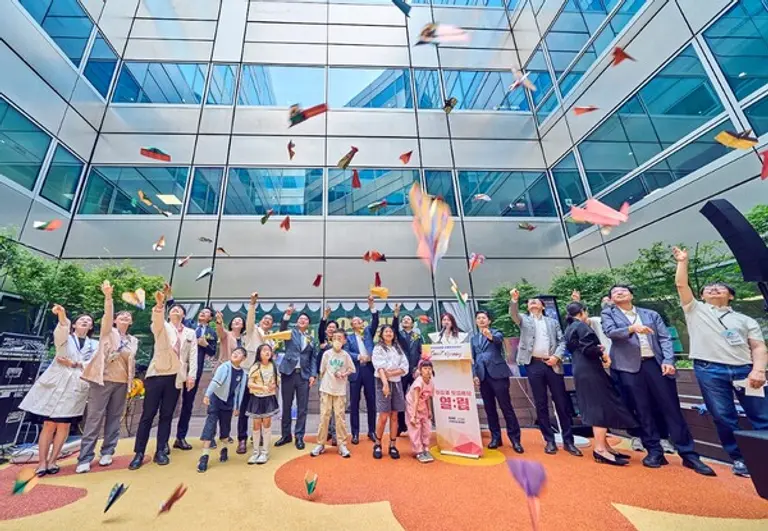 난달 30일 서울 강남구 삼성서울병원에서 열린 소아청소년센터 그랜드 오프닝 행사에서 시몬스 안정호 대표, 삼성서울병원 안강모 소아청소년센터장, 소아청소년 환아 및 가족 등 참석자들이 소아청소년센터의 새로운 시작을 응원하며 종이비행기를 날리고 있다. (사진제공=시몬스)