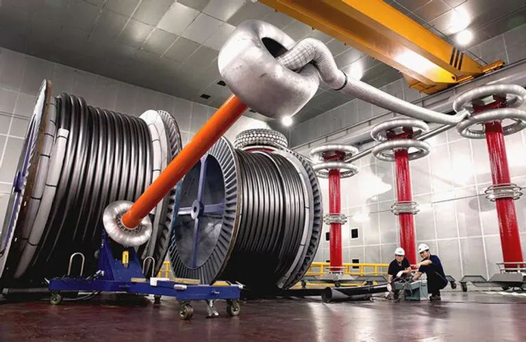 LS전선 직원이 구미 공장에서 초고압 직류(HVDC) 케이블을 테스트하고 있다. (사진=LS전선)