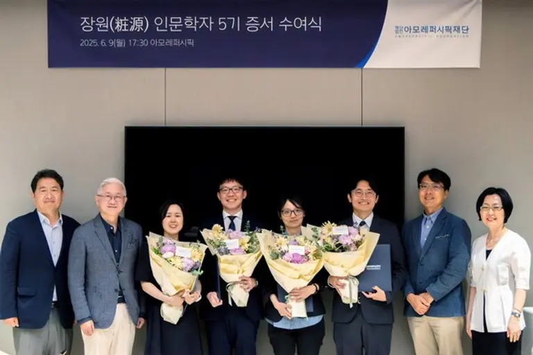  (왼쪽부터) 아모레퍼시픽재단 이석재 이사, 서경배 이사장, 신성진 연구자, 김형진 연구자, 김진 연구자, 정진혁 연구자, 강태웅 교수, 민은경 이사