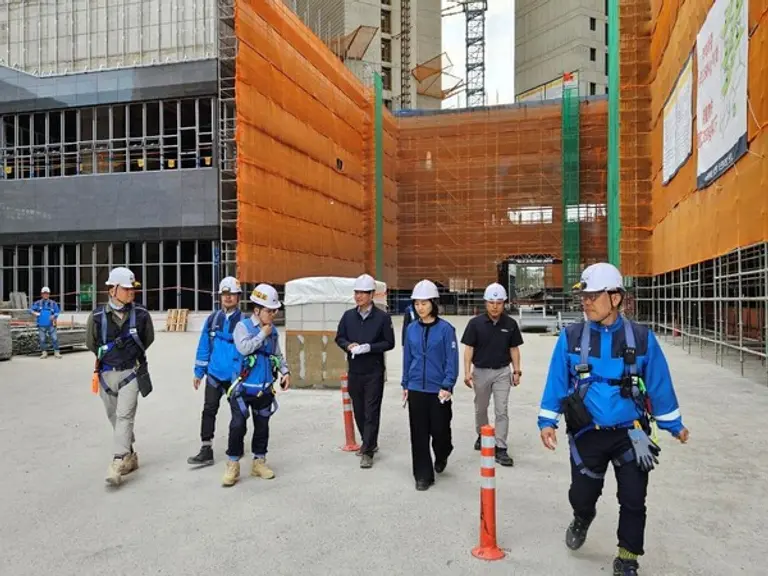 e편한세상 삼천포 오션프라임 현장에서 DL이앤씨 이길포 CSO(앞줄 왼쪽 세번째)와 고용노동부 정원희 진주지청장(우측 세번째)이 현장을 점검하고 있다. (사진제공=DL이앤씨)