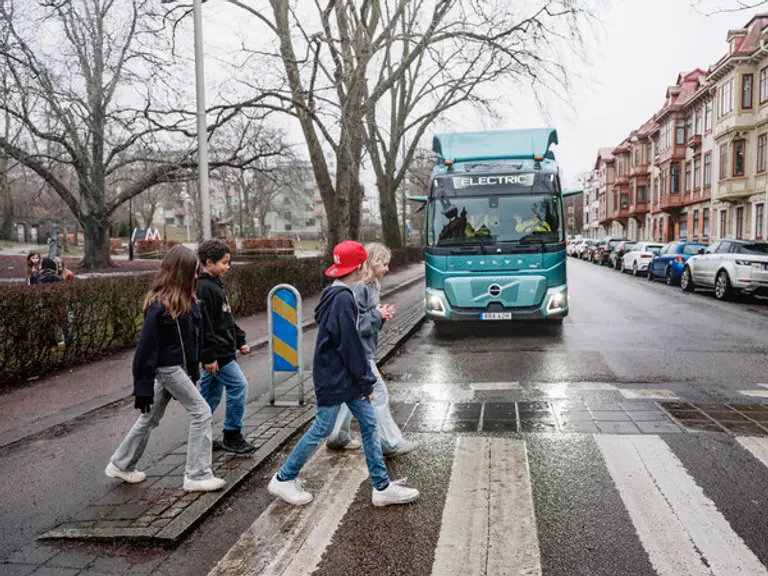 볼보트럭이 업계 최초로 설정 구역에서 