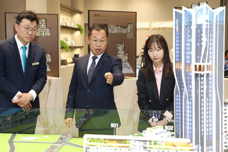 정희민 포스코이앤씨 사장이 용산정비창 전면1구역 홍보관에서 수주활동을 독려하고 있다. (사진제공=포스코이앤씨)