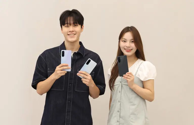 삼성전자 모델들이 새롭게 출시한 ‘갤럭시 A36 5G’를 소개하는 모습. (제공 삼성전자)