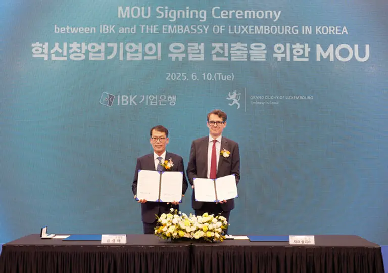 사진은 10일 서울 을지로 IBK파이낸스타워에서 열린 업무협약식에서 김성태 IBK기업은행장(왼쪽), 자크 플리스 주한 룩셈부르크 대사(오른쪽)이 기념촬영을 하고 있는 모습
