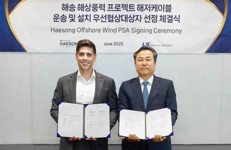 김병옥 LS마린솔루션 대표(우측)와 조나단 스핑크 COP 코리아 대표가 해송 해상풍력 프로젝트 우선협상 공급합의서를 체결한 후 기념촬영을 하고 있다. (사진제공=LS마린솔루션)