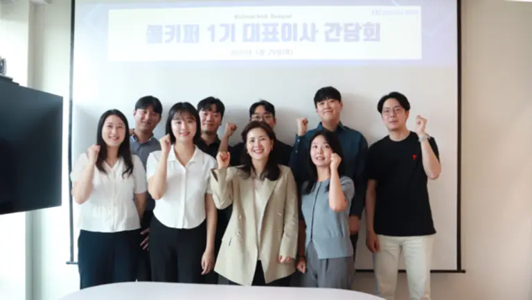 ‘콜키퍼 프로그램’을 통해 선발된 직원들과 윤여원 콜마비앤에이치 대표이사(첫번째 줄 오른쪽에서 두 번째)가 함께 기념사진을 촬영하고 있다. 