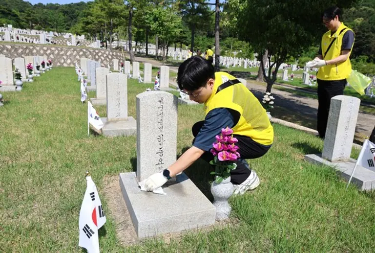 지난 6월 11일 오뚜기 봉사단이 국립서울현충원에서 묘역 관리 봉사활동을 하고 있다.