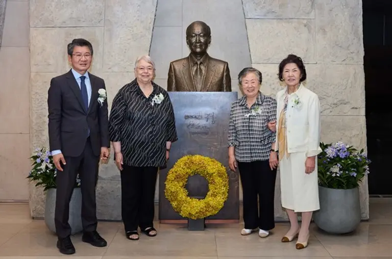 포니정재단은 12일 서울 강남구 삼성동 아이파크타워에 있는 포니정홀에서 ‘제19회 포니정 혁신상’ 시상식을 개최하고 올해 수상자 전진상의원·복지관에 시상했다. (왼쪽부터) 정몽규 포니정재단 이사장, 전진상의원·복지관 배현정 원장, 유송자 사회복지관장, 故 정세영 HDC그룹(前 현대산업개발) 명예회장의 부인 박영자 여사 (사진제공=포니정재단)