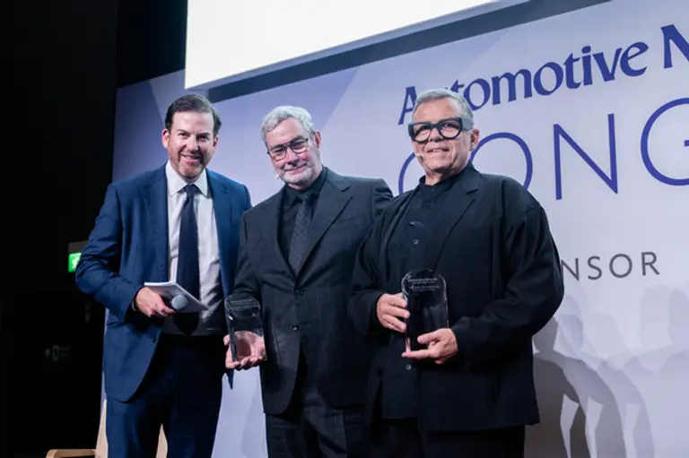 ‘오토모티브 뉴스 100주년 기념 어워즈’에서 (왼쪽부터)KC 크레인과 루크 동커볼케 사장, 피터 슈라이어 전 사장이 수상 후 기념 촬영을 하는 모습. (제공 현대차)