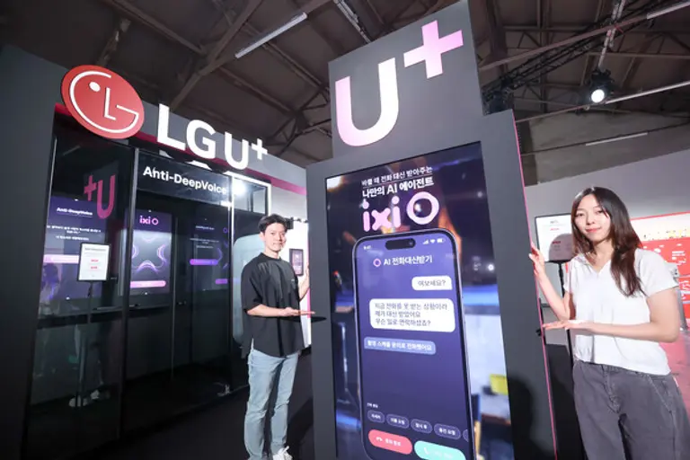 LGU+ 임직원이 LG유플러스 체험존에서 익시오 AI 전화대신받기 기능을 소개하는 모습. (제공 LGU+)