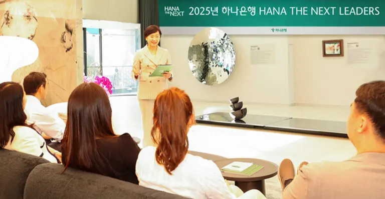 이은정 하나은행 하나더넥스트본부장이 지난 12일 오후 서울 강남구 삼성동에 위치한 Place1에서 참석자들을 대상으로 「하나더넥스트 LEADERS」 프로그램 안내를 하고 있다. 