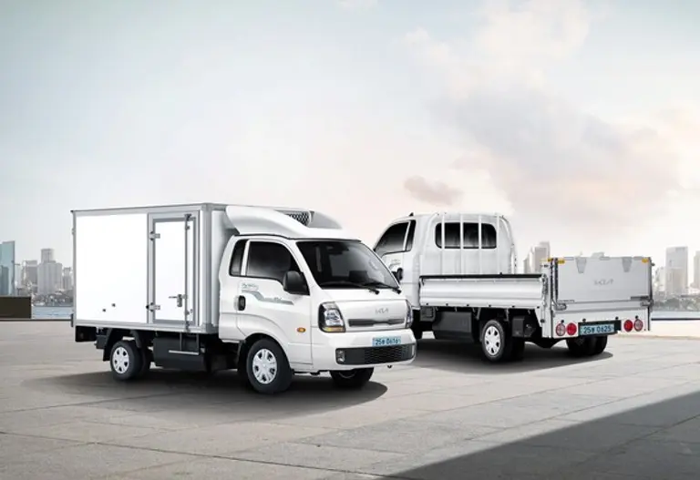 (왼쪽부터) The 2025 봉고 Ⅲ EV 스탠다드 냉동탑차, 수직형 파워게이트.（제공 기아）