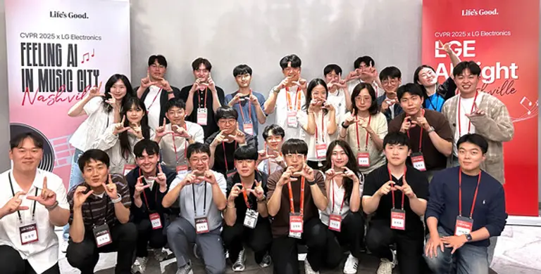 LGE AI Night에 참가한 학생들이 기념 사진을 촬영하고 있다. (제공 LG전자)