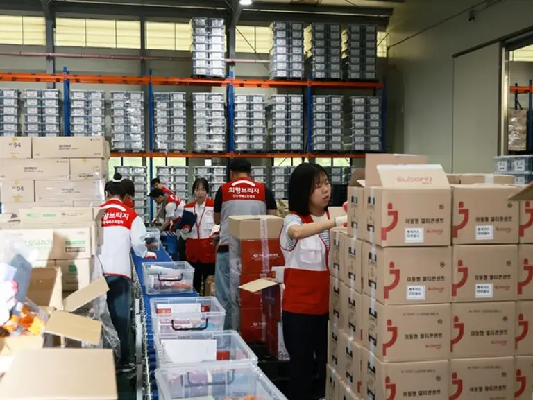 희망브리지 임직원들이 파주 재해구호물류센터에서 여름철 재난 대비 긴급 구호키트를 제작하고 있다. (사진제공=희망브리지)