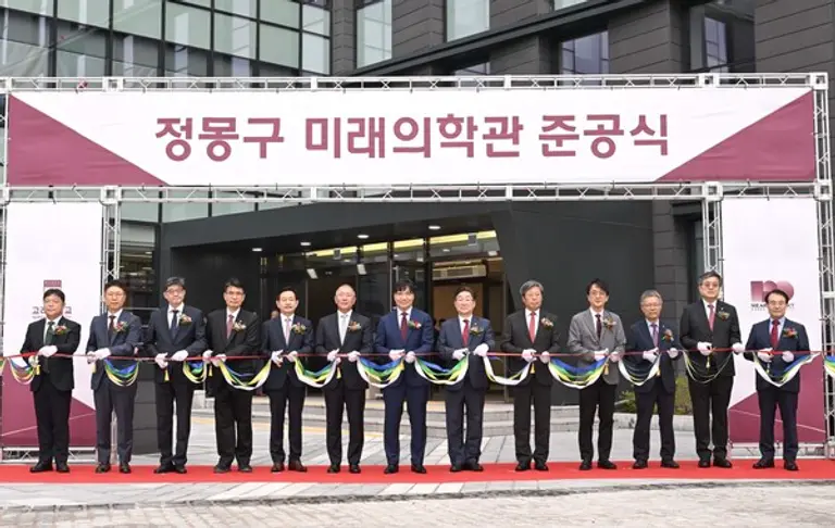 왼쪽부터 서동훈 안산병원장, 민병욱 구로병원장, 한승범 안암병원장, 편성범 의과대학장, 윤을식 의무부총장, 정의선 현대차그룹 회장, 김재호 고려중앙학원 이사장, 김동원 고려대 총장, 승명호 교우회장, 정순영 교무부총장, 윤성택 연구부총장, 송진원 대학원장, 윤형선 의대교우회장