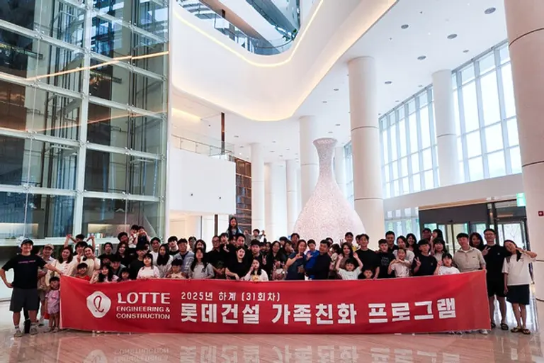 가족여행에 참가한 롯데건설 임직원과 가족들이 ‘롯데호텔앤리조트 김해’에서 기념촬영을 하고 있다 (사진제공=롯데건설)