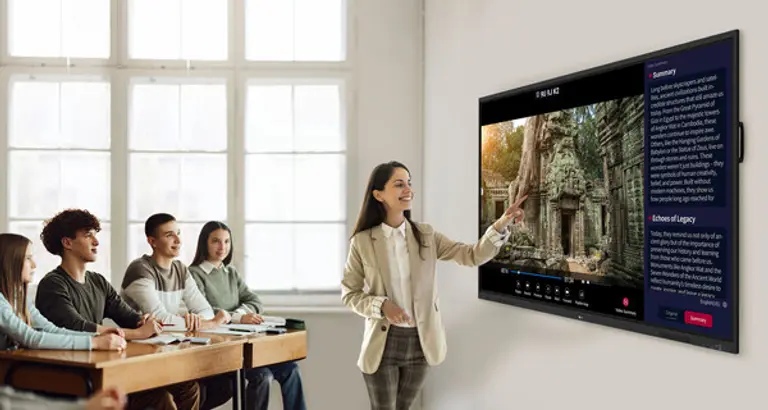LG 전자칠판 신제품(모델명: TR3DQ)은 수업에 사용되는 영상 자료의 요약을 제공하는 ‘AI 요약(Video Summary)’ 기능으로 학습자의 이해를 돕는다. (LG전자)