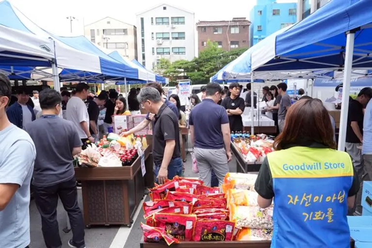 현대엔지니어링 계동 본사에 마련된 굿윌스토어 팝업스토어에서 임직원과 지역민들이 물품을 구매하고 있다 （사진＝현대엔지니어링）