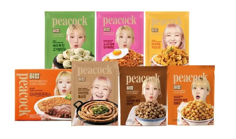 피코크가 먹방 크리에이터 히밥과 대용량 간편식 7종을 출시했다. (사진제공=이마트) 