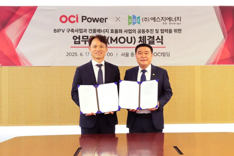 OCI파워 김성엽 대표와 에스지에너지 이진섭 대표가 업무협약을 맺고 기념촬영을 하고 있다. (사진제공=OCI파워)