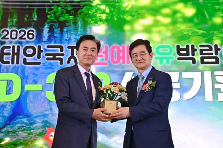 김선규 호반그룹 회장이 ‘2026 태안국제원예치유박람회’ 민간 조직위원장으로 위촉됐다. 김선규 호반그룹 회장(오른쪽)과 김태흠 충남도지사가 기념촬영을 하고 있다. (사진제공=호반그룹)
