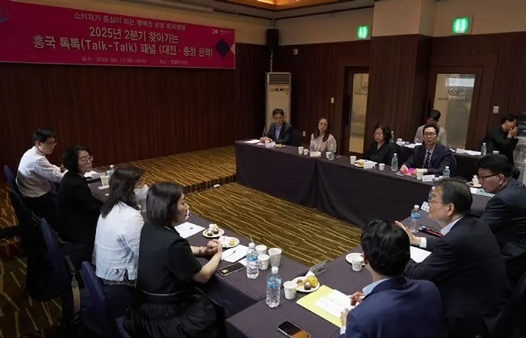 17일 대전 선샤인 호텔에서 김대현 흥국생명 대표이사와 대전지역 고객들이 ‘톡톡패널’ 간담회에 참석해 열띤 토론을 나누고 있다.