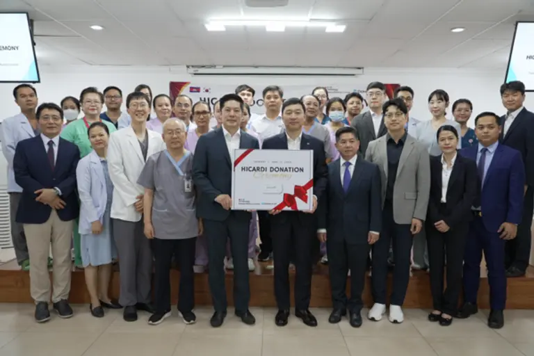 하이카디 지원 업무 협약식에서 헤브론의료원 진은경 상임이사(첫번째줄 왼쪽에서 다섯번째), 동아에스티 정재훈 사장(첫번째줄 왼쪽에서 여섯번째), 캄보디아 유통사 KHS 속상남 대표이사(첫번째줄 왼쪽에서 일곱번째), 메쥬 전데릭 본부장(첫번째줄 왼쪽에서 여덟번째) 등 관계자들이 기념사진을 촬영하고 있다.