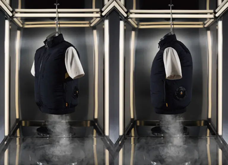 양쪽 허리 뒷편에 공기 순환을 위한 전용 쿨링 팬 장착으로 통기성과 흡습속건 기능이 우수한 볼디스트 ‘에어로 쿨 베스트’ (사진제공=코오롱 FnC)