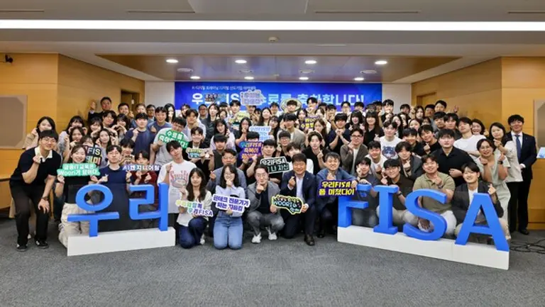 지난 17일 열린 ‘우리FIS 아카데미’ 4기 수료식에서 우리FIS아카데미 교육생과 우리FIS 관계자들이 기념사진을 촬영하고 있다.