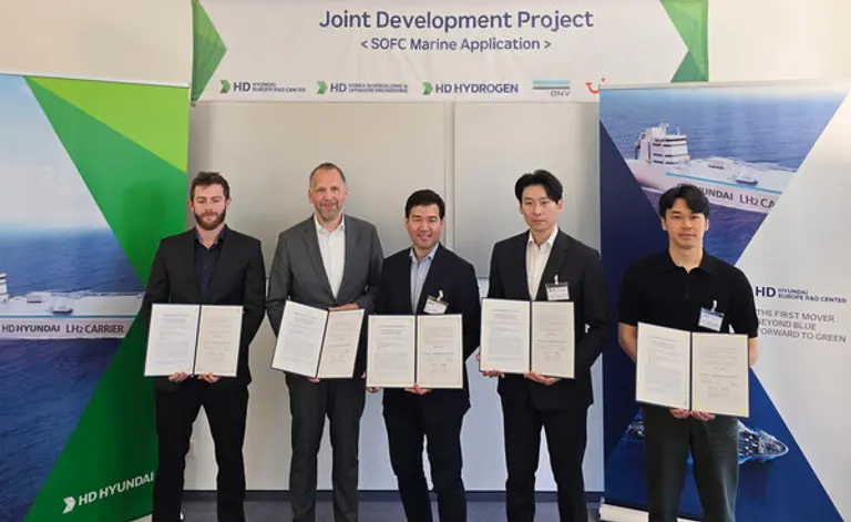 왼쪽부터 노르웨이 선급 루카스 엔지니어(Luka RITT Approval Engineer), 투이 크루즈 크리스티안 레르허 선단 운영 및 보건 담당 이사(Christian Lerche Director Fleet Operation&Health), HD유럽연구센터장 염구섭 상무, HD하이드로젠 사업개발팀 변준영 책임, HD한국조선해양 선박연료전지시스템연구실 김민석 책임. (제공 HD현대)