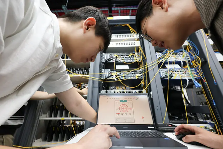 KT 직원들이 차세대 기가 이더넷 스위치(New 5G-GES) 장비 점검을 진행하고 있다. (제공 KT)