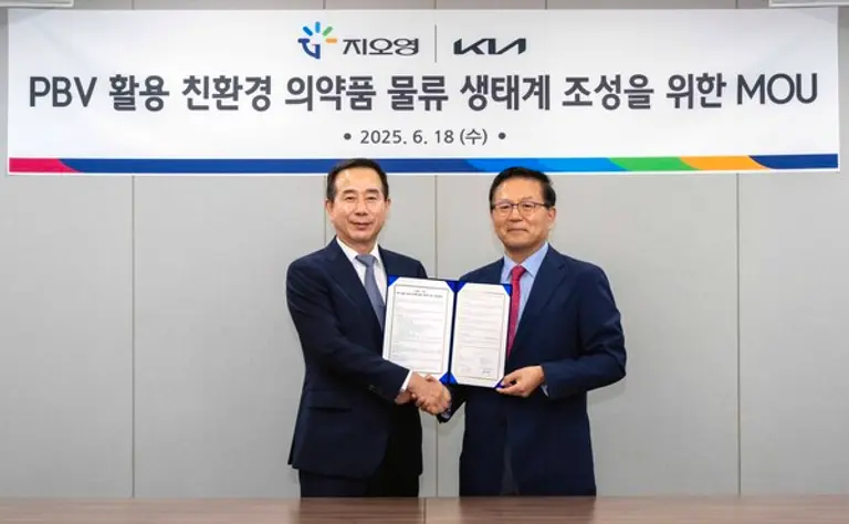 (왼쪽부터) 기아 국내사업본부장 정원정 부사장, 지오영 유광렬 사장. (제공 현대차)