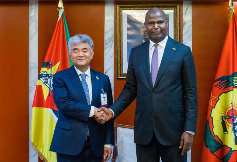 대우건설 정원주 회장이 모잠비크 다니엘 챠포 대통령을 예방하고 LNG 플랜트 협력 확대 방안을 논의했다. (사진제공=대우건설)