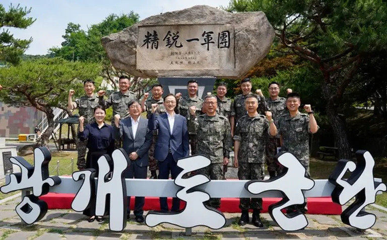 효성은 19일 육군 1군단 광개토부대를 방문해 위문금을 전달했다. (앞줄 왼쪽 3번째부터) 이정원 효성 커뮤니케이션실장과 주성운 육군 1군단장이 기념사진을 촬영하고 있다. (사진제공=효성)