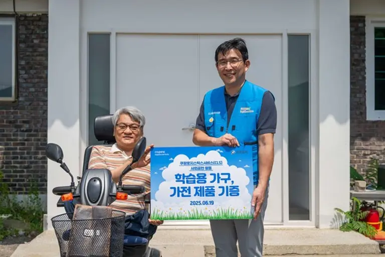 홍용준 쿠팡로지스틱스서비스 대표(오른쪽)와 박창진 꿈이있는마을 원장이 19일 학습가구·가전 기증식을 갖고 기념촬영을 하고 있다. (사진제공=쿠팡)