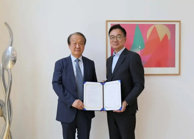 지난 18일 유영국미술문화재단에서 양호진 신세계디에프 전무(오른쪽)과 유진 유영국미술문화재단 이사장(왼쪽)이 업무협약 체결 후 기념촬영을 하는 모습.