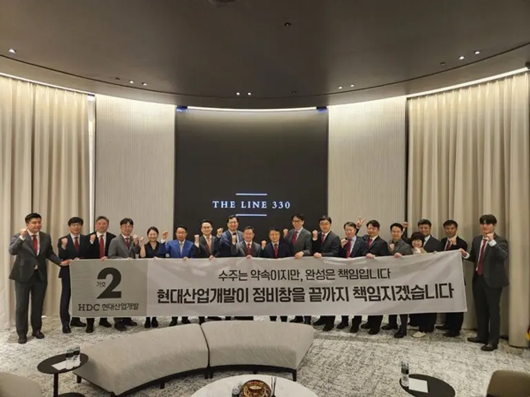 HDC현대산업개발 정경구 대표이사가 참석한 가운데 삼성물산 리조트 부문(조경), smdp(건축디자인), LPA(경관조명) 파트너십 관계자드이 용산정비창 전면1구역 책임시공을 약속했다. (사진=HDC현대산업개발)