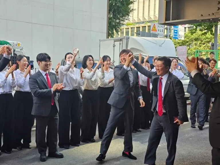 HDC현대산업개발이 ‘용산구 정비창 전면1구역 재개발사업 시공사 선정총회’에서 시공사로 최종 선정됐다. HDC현대산업개발 임직원들이 수주 소식에 기쁨을 나누고 있다. (사진제공=HDC현대산업개발)