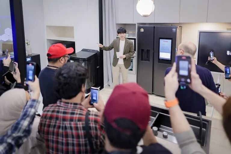 태국 방콕에서 열린 동남아 테크 세미나에서 참석자들이 삼성전자 AI 홈에 대한 시연을 살펴보고 있다. (제공 삼성전자)