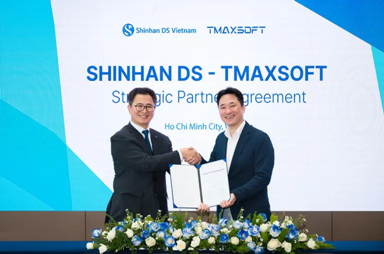 신한DS 민복기 대표(왼쪽)와 티맥스소프트 사업대표 이형용 사장(오른쪽)이 업무 협약을 체결 후 기념촬영을 하고 있다.