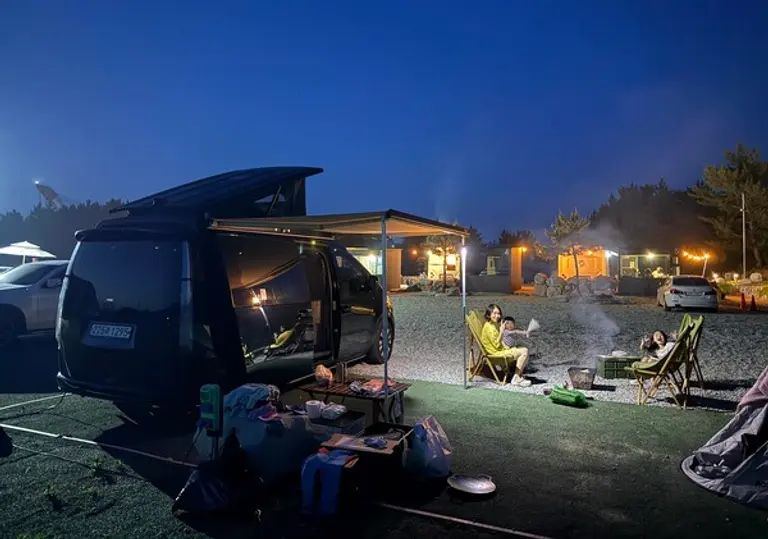 현대엔지니어링 임직원과 가족이 프리미엄 캠핑카 대여 서비스를 이용 하고 있다. (사진=현대엔지니어링)