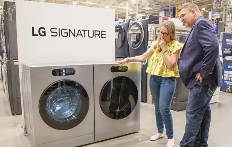 고객이 로우스 매장에 전시된 