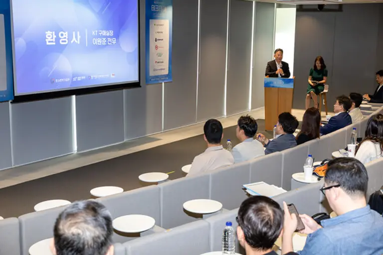 KT 구매실장 이원준 전무가 KT 퓨처 웨이브 테크 데이 참석 기업에게 환영사를 발표하고 있다. (제공 KT)