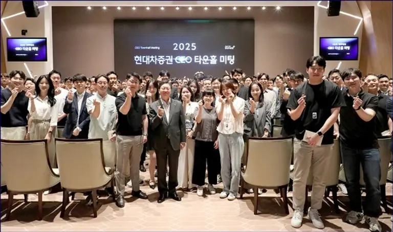 지난 6월 23일, 서울 여의도 한국거래소(KRX)에서 배형근 현대차증권 사장(사진 가운데)이 임직원들과 함께 기념 사진 촬영을 하고 있다.