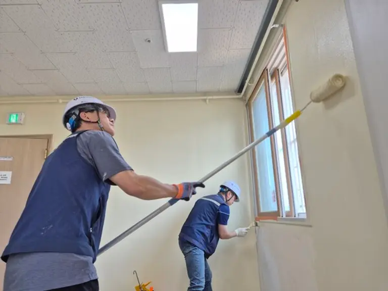 반도건설 직원들의 우리마포작업장 시설 개선 활동을 하고 있다. (사진제공=반도건설)