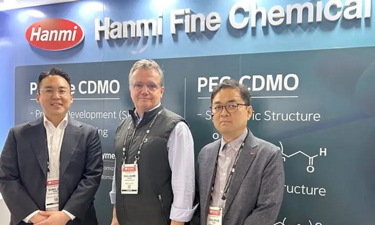 18일, 미국 보스턴에서 개최된 BIO International Convention 2025(BIO USA)에서 한미정밀화학과 에드젠바이오텍이 Mpox 백신 공동 개발을 위한 미팅을 진행했다. (왼쪽부터 한미정밀화학 사업개발팀 박성준 팀장, 에드젠바이오텍 기욤 르루아 CEO, 한미정밀화학 사업본부 박철현 상무)