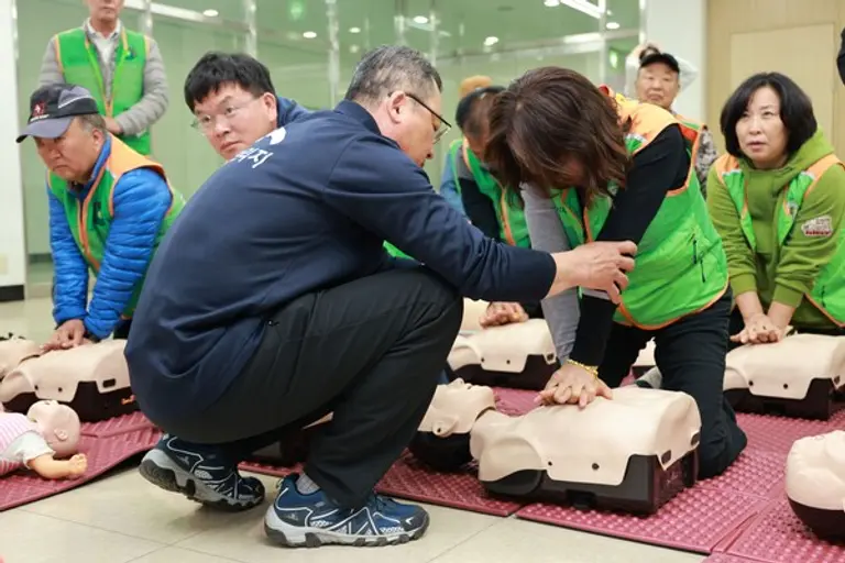 김포시 자율방재단 단원이 재해구호 전문인력 양성교육의 일환으로 CPR 실습에 참여하고 있다. (사진제공=희망브리지)
