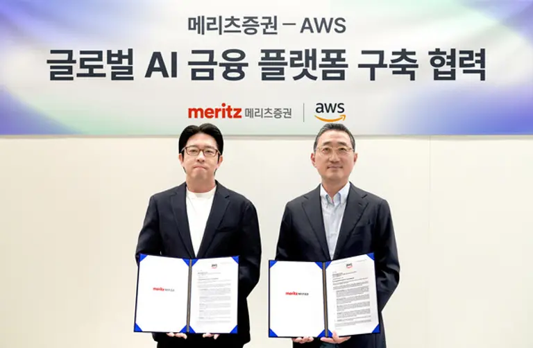 이장욱 메리츠증권 Inno Biz센터장 전무(왼쪽)가 AWS 코리아함기호 대표이사(오른쪽)와24일 AWS 오피스에서 열린 업무협약식에서 기념사진을 촬영하고 있다.